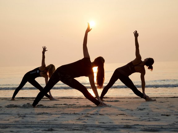 Soaking up the weekend sun on the beach, flowing through yoga poses with  Baleaf, and embracing the serenity of the sea. 🌊☀️ #bal